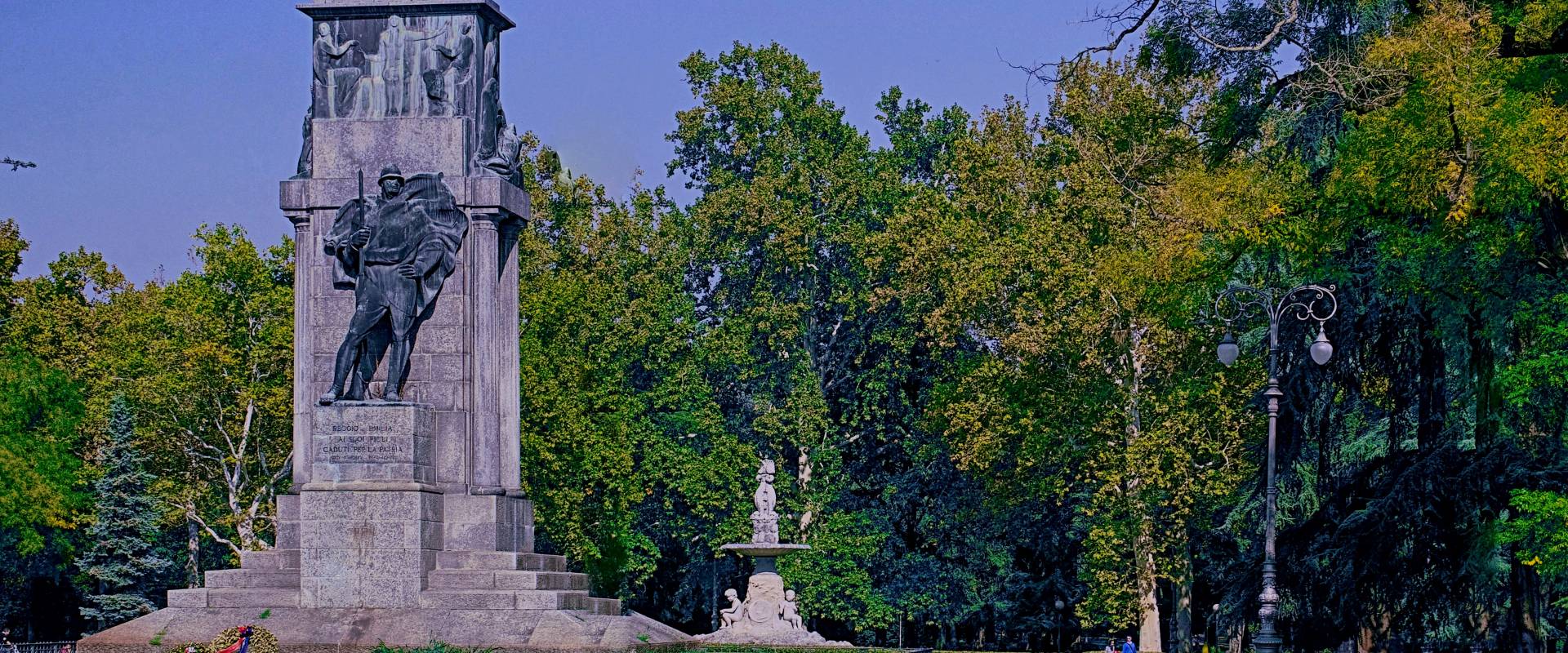 Giardini pubblici caratterizzati dall'imponente monumento ai caduti photo by Caba2011